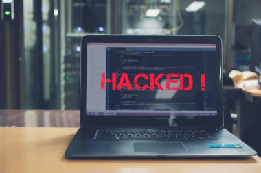 Hacker onun bilgisayar kullanarak kurumsal veri sunucuları ve Infects onları virüs ile kırmak için farklı bilgi. Onun saklanma yerine karanlık atmosfer, sunucu odası, veri merkezi vardır.