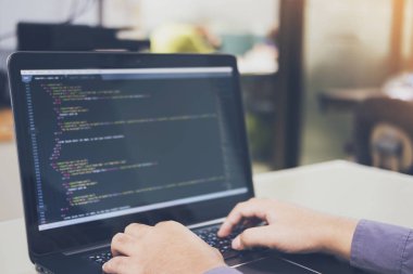 Programlama ve resepsiyon beyaz teknolojileri kodlama geliştirme, Web sitesi tasarımı, programcı bir yazılımda çalışma geliştirmek şirket ofisi, veri işleme merkezi, sunucu odası