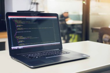 Programlama ve resepsiyon beyaz teknolojileri kodlama geliştirme, Web sitesi tasarımı, programcı bir yazılımda çalışma geliştirmek şirket ofisi, veri işleme merkezi, sunucu odası
