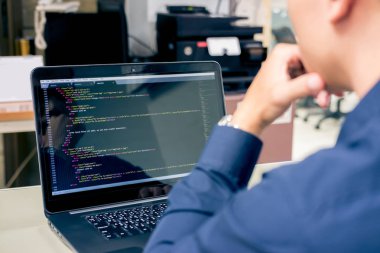 Resepsiyon beyaz bulanık ekranında, Web tasarım, programlama ve kodlama teknolojileri geliştirmeye çalışan bir yazılım programcısı geliştirmek şirket ofisi, veri işleme merkezi, sunucu odası