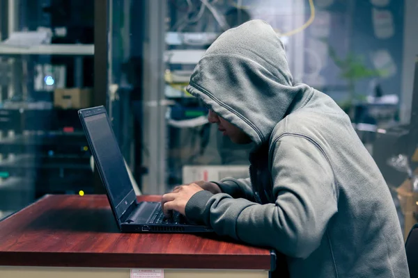 Haker Pomocą Komputera Dla Organizowania Zmasowany Atak Naruszenia Danych Serwerach — Zdjęcie stockowe