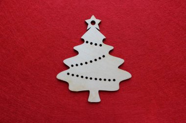 Kırmızı ahşap el yapımı Noel ağacına dokulu arka plan, düşen kar taneleri, metin, neşeli Noel ve mutlu yeni yıl yazmak için boş alan. Siyah vignette kenarlık