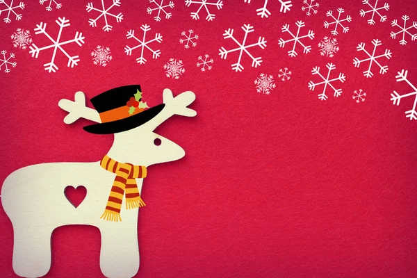 Noel geyiği dokulu kırmızı arka plan üzerinde düşen kar taneleri, metin için boş alan komik şapkalı. Sevimli Noel kartı