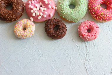 Fotoğraflar farklı Donuts. Sır yakın çekim çeşitli renkli donut.