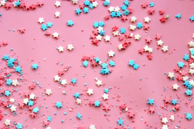 Tepesi kek, pembe bir arka plan karede, metin için boş alan için şeker. Tatil kavramı Doğum günü.