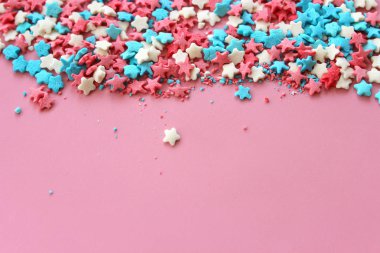 Tepesi kek, pembe bir arka plan karede, metin için boş alan için şeker. Tatil kavramı Doğum günü.