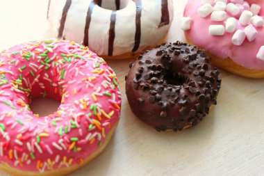 Fotoğraflar farklı Donuts. Pembe, yeşil, yakın çekim, tatlı tatlı krema çikolata çeşitli renkli donut.