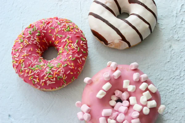 Фотографии Разных Пончиков Разнообразные Разноцветные Пончики Розовом Зеленом Шоколадная Глазурь — стоковое фото