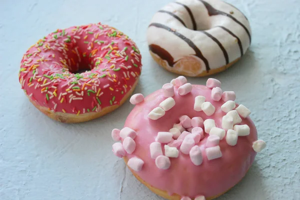 Fotoğraflar Farklı Donuts Pembe Yeşil Yakın Çekim Tatlı Tatlı Krema — Stok fotoğraf