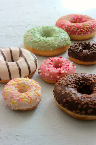 Fotoğraflar Farklı Donuts Pembe Yeşil Yakın Çekim Tatlı Tatlı Krema — Stok fotoğraf