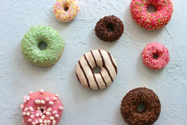 不同的油炸圈饼的照片 各式彩色甜甜圈 粉红色 巧克力糖衣特写 甜甜点 — 图库照片