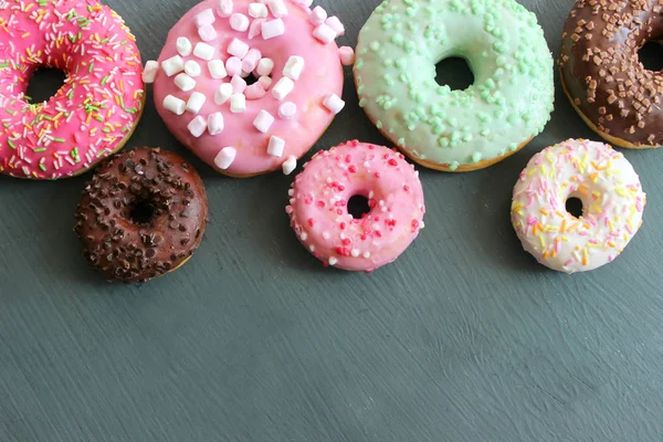 Bilder Olika Donuts Blandade Färgglada Munkar Glasyr Närbild — Stockfoto