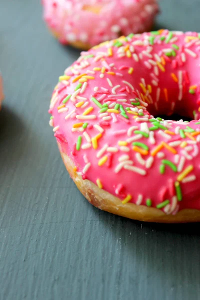 Roze Donut Met Multi Gekleurde Hagelslag Een Zwarte Achtergrond Top — Stockfoto