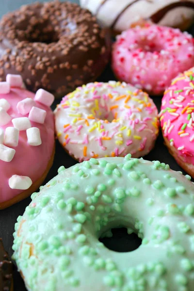 Foto Van Verschillende Donuts Diverse Kleurrijke Donuts Glazuur Close — Stockfoto