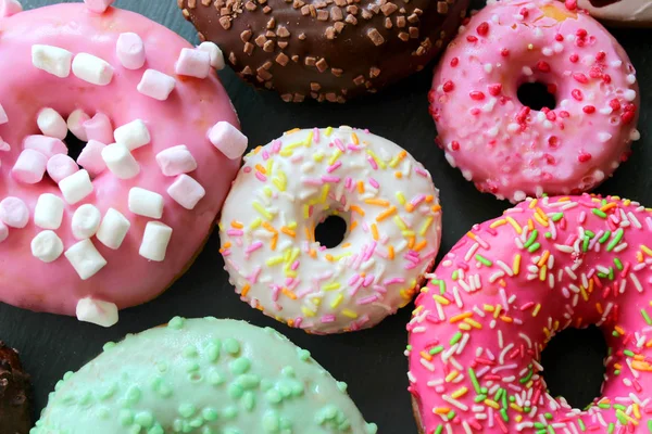 Foto Van Verschillende Donuts Diverse Kleurrijke Donuts Glazuur Close — Stockfoto