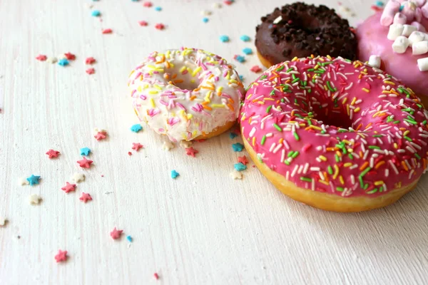 Foto Van Verschillende Donuts Diverse Kleurrijke Donuts Roze Groen Chocolade — Stockfoto