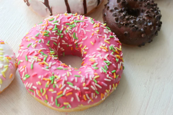Fotoğraflar farklı Donuts. Sır yakın çekim çeşitli renkli donut.