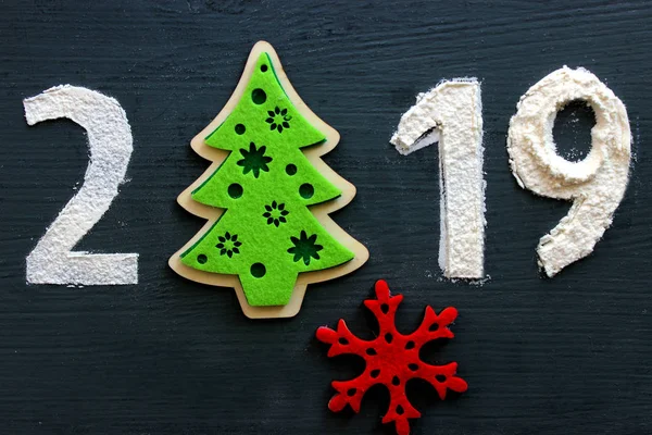 Metin 2019 siyah bir zemin üzerine yeşil bir ağaç numarası 0 yerine hissettim. Yazıt, metniniz için izole, ücretsiz alanıdır. Noel ve yeni yıl