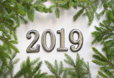 Noel hediye, yılbaşı ağacı ve numaraları 2019 Beyaz ahşap masa üzerinde arka plan. Üstten görünüm kopya alanı ile. Kar, kar taneleri