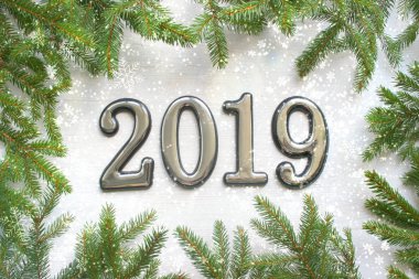 Noel hediye, yılbaşı ağacı ve numaraları 2019 Beyaz ahşap masa üzerinde arka plan. Üstten görünüm kopya alanı ile. Kar, kar taneleri