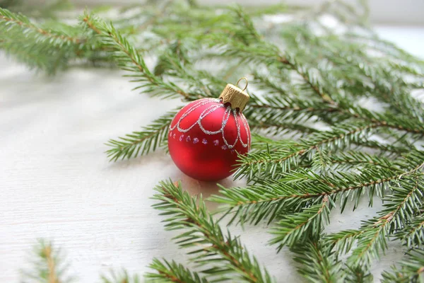 Рождественская Елка Игрушка Красный Шар Ветки Елки Белом Фоне Деревянный — стоковое фото