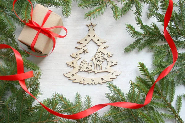 Karácsonyi Háttér Zöld Ágai Keret Fehér Háttér Díszdobozban Piros Szatén — Stock Fotó