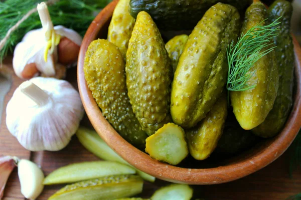 Uborka Egy Fából Készült Bowl Friss Fűszernövények Pácolás Fűszerek Ecetes — Stock Fotó