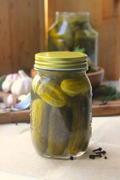 Pepinos Tazón Madera Hierbas Frescas Especias Vinagre Frascos Pepinos Escabeche — Foto de Stock