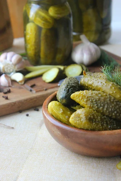 Pepinos Tazón Madera Hierbas Frescas Especias Vinagre Frascos Pepinos Escabeche — Foto de Stock