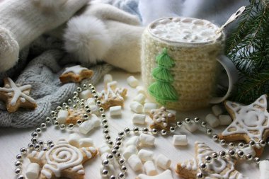 Noel kompozisyon. Kupa sıcak çikolata ve zencefilli kurabiye ile. Beyaz ahşap antika arka plan üzerine krema ile Noel tatlılar. Gingerbread yıldız, arka plan, gıda.