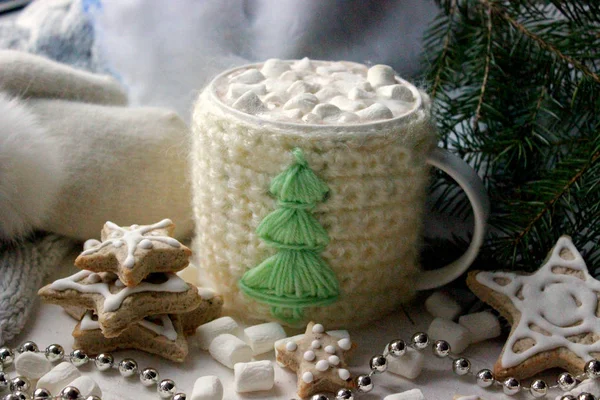 Noel kompozisyon. Kupa sıcak çikolata ve zencefilli kurabiye ile. Beyaz ahşap antika arka plan üzerine krema ile Noel tatlılar. Gingerbread yıldız, arka plan, gıda.
