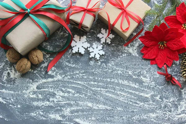 图2019 小猪的新年 节日圣诞节作文与礼物 红色一品红花在木背景与白色洒 复制空间 色调图像 — 图库照片