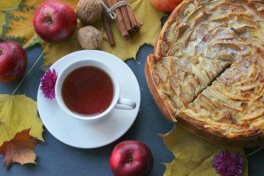 Elmalı tart. Gurme geleneksel tatil elmalı turta tatlı tatlı yemek tarçın ve antika arka plan üzerinde elma ile pişmiş. Sonbahar dekorasyonu. Rustik tarzı.