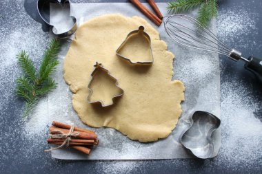 Noel kurabiyeleri. Kesme kurabiye. Evde kurabiye pişirme işlemi. Zencefilli kurabiye hamuru kurabiye, kurabiye, tarçın, portakal ve çam dalları için. Yeni yıl veya kış tatil natürmort, arka plan. Üstten görünüm