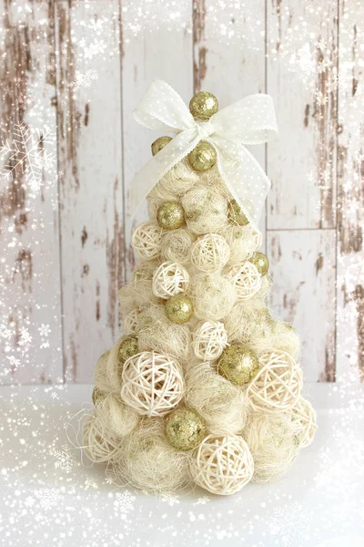 Karácsony Háttér Rusztikus Stílusban Ünnepi Karácsonyfa Arany Fehér Háttér Kézműves — Stock Fotó