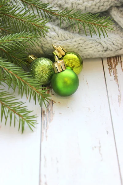 圣诞作文明信片绿色圣诞球特写的背景上的老白板周围的云杉分枝 复制空间 — 图库照片
