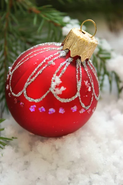 圣诞卡 特写圣诞玩具红球与闪亮的图案在雪上包围着冷杉树枝 复制空间 — 图库照片