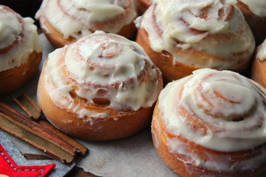 Noel için rulo tarçın. Noel kek. Sır ahşap bir masa, dağınık fındık ve tarçın sopa, rustik tarzı buns. Ev yapımı kek. Noel arka plan. Tebrik kartı.