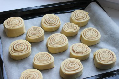 Güzel taze rulo tarçın. Pişirme işlemi. Taze kokulu hamur işleri. Çiğ hamur çörekler için. Yakın çekim.