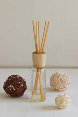Aroma şişeye yapışır. aroma terapi nesneleri. Aromaterapi saz difüzör hava spreyi yatay.difüzör ahşap çubuklar ile. Metniniz için copyspace