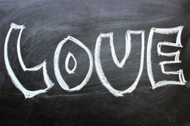 Aşk mesajı. Tahtadaki tebeşirle yazıt. Sevgililer Günü teması. Koyu grunge doku arka planı.