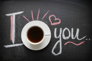 Aşk mesajı. Tahtadaki tebeşirle yazıt. Sevgililer Günü teması. Koyu grunge doku arka planı.