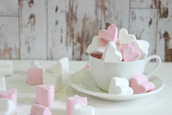 甜棉花糖在陶瓷杯与粉红色的背景的心脏形状 关于爱情和关系的概念 浪漫风格 创意为丰富多彩的贺卡 情人节背景心 复制空间 情人节设计概念 — 图库照片