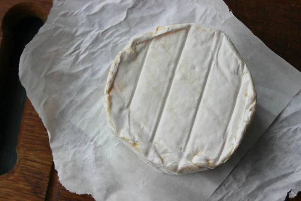 Primo Piano Del Formaggio Camembert Formaggio Camembert Rotondo Sulla Carta — Foto Stock