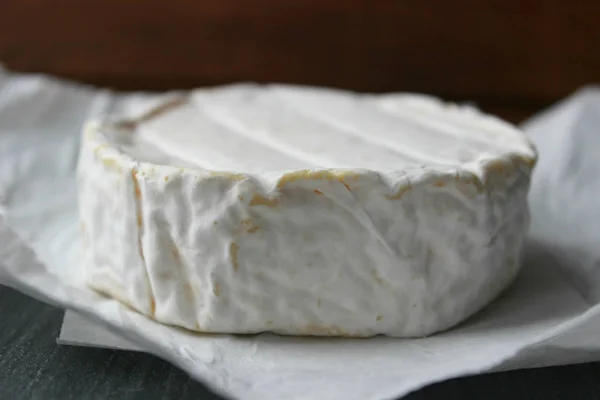 Camembert Peyniri Yakın Çekim Arka Plan Ağaç Beyaz Kağıt Üzerinde — Stok fotoğraf