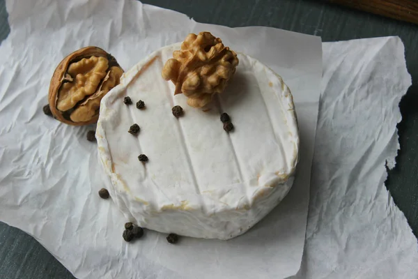 Primer Plano Del Queso Camembert Queso Camembert Redondo Sobre Papel — Foto de Stock