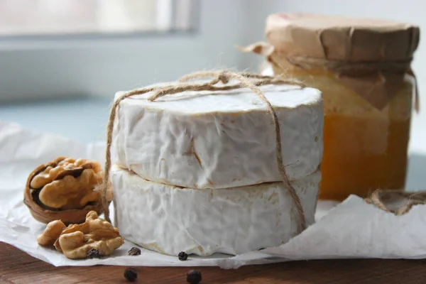 Primer Plano Del Queso Camembert Queso Camembert Redondo Sobre Papel — Foto de Stock