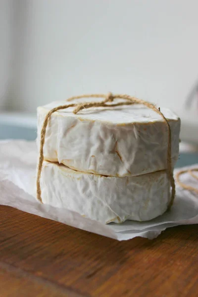 Camembert Sýr Detail Kulatý Sýr Camembert Bílém Papíře Pozadí Stromu — Stock fotografie