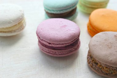 Renkli Fransız veya İtalyan makaron yığını kek / Macaroon kek. Çeşitli makarna kek hafif bir arka plan üzerinde üst üste yığılmış. Kopya alanı. Lezzetli tatlı.