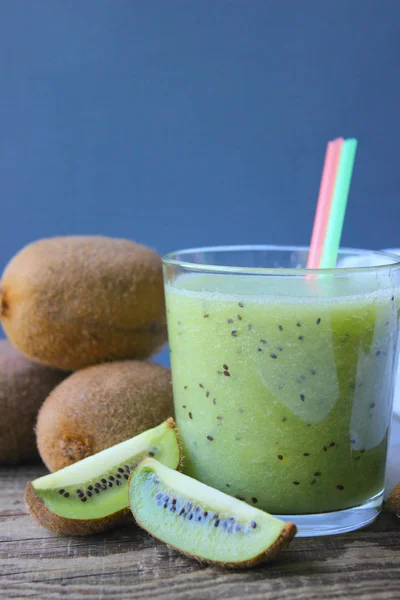 Smoothies Kiwi Copo Lado Fatias Quivi Frescas Uma Mesa Madeira — Fotografia de Stock